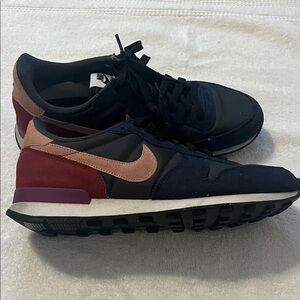 Women’s Nike Internationalist navy and pink running shoe sneaker